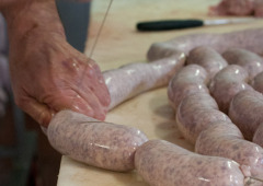 Tying of salami i